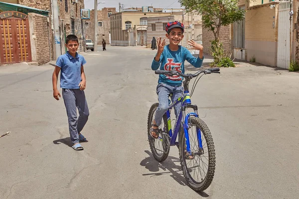 De Iraanse jongen toont zijn fietsen vaardigheden, Kashan, Iran. — Stockfoto