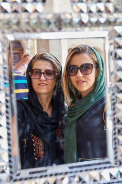 İki kadın chador Tabatabaei tarihi evde,: Kashan, Iran