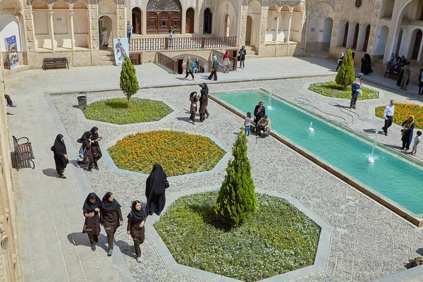 カーシャーン、イランの Tabatabei の歴史的な家の中庭. — ストック写真