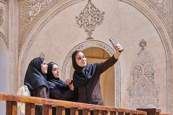 Irańskich kobiet Robienie zdjęć w zabytkowym Tabatabaei, Kashan, Iran. — Zdjęcie stockowe