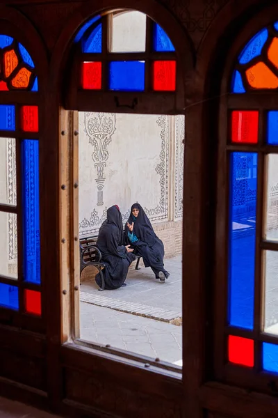 Mujeres iraníes en el banquillo enTabatabaei casa histórica, Kashan, Irán . — Foto de Stock