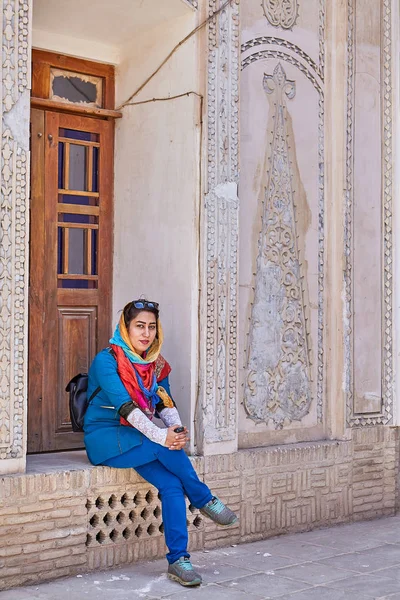 Mulher iraniana senta-se no pátio emTabatabaei casa, Kashan, Irã . — Fotografia de Stock