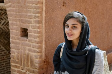 Dağ köyü, Abyaneh, Iran İran kadın.