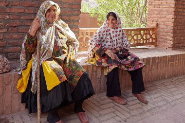 Geleneksel köy, Abyaneh, Iran İran yaşlı kadınlarda.