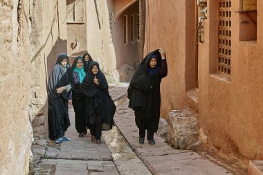 İranlı kadınların Köyü, Abyaneh, İran'ın dar sokak.