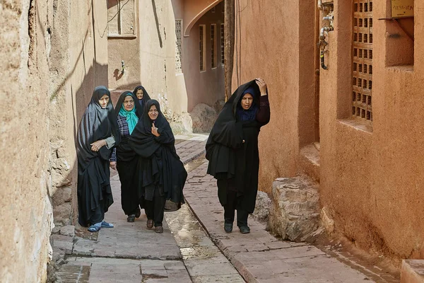 좁은 거리 마을, Abyaneh, 이란에 이란 여자. — 스톡 사진