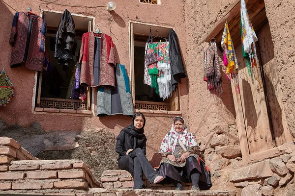 Twee Iraanse vrouwen in een traditioneel dorp, Abyaneh, Iran. — Stockfoto