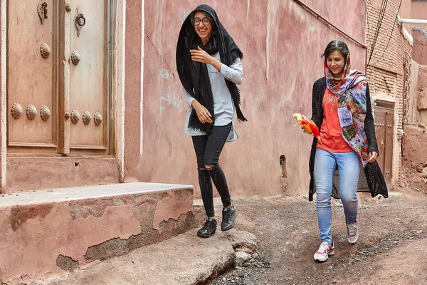 Zwei junge Frauen in einem Bergdorf, abyaneh, iran. — Stockfoto