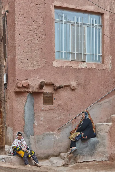 Donne iraniane sui gradini delle scale in campagna, Abyaneh, Iran . — Foto Stock