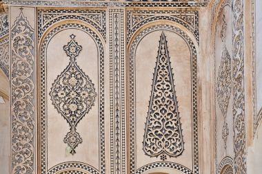 Dekoratif plasterwork Tabatabaei tarihi evde,: Kashan, Iran parçası.