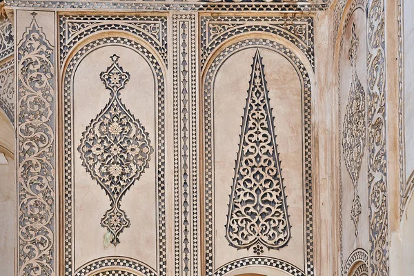 Fragment van decoratieve pleisterwerk in Tabatabaei historische huis, Kashan, Iran. — Stockfoto