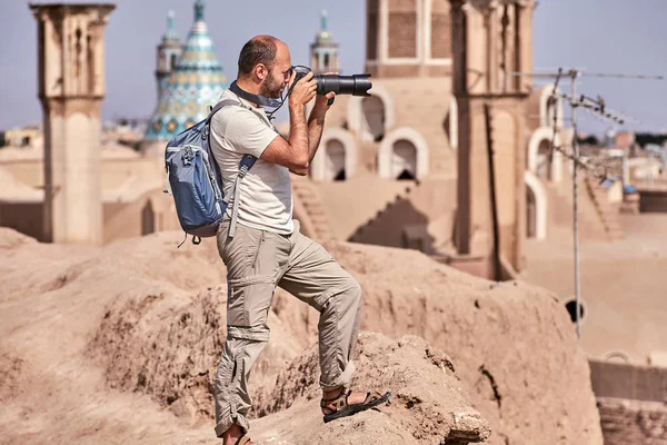 Fotografías turísticas en solitario una antigua ciudad en el Medio Oriente . —  Fotos de Stock