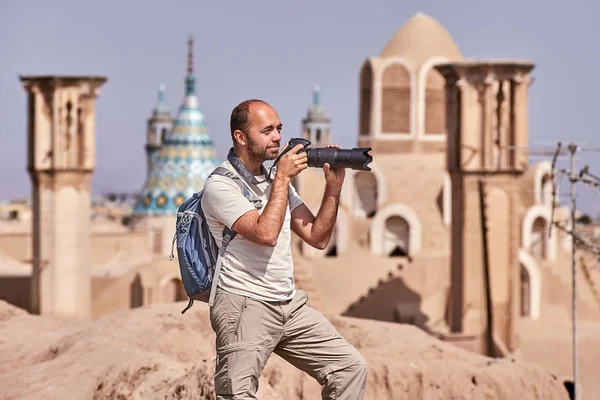 Turista durante il viaggio singolo scatta foto in città antica . — Foto Stock