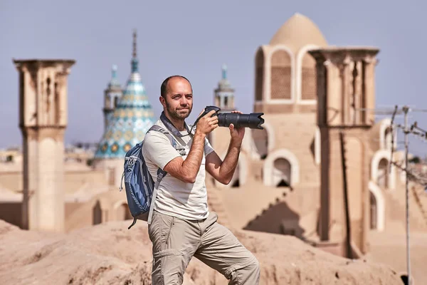 Niezależna podróżnik sprawia, że zdjęcie, starożytne miasto Kashan, Iran — Zdjęcie stockowe