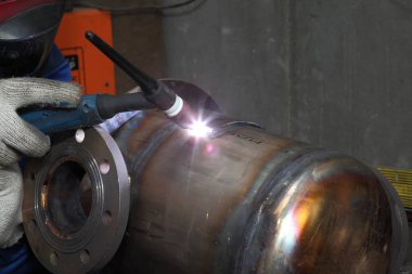 İşçi çatlak kazan içinde kaynak yakın çekim. 