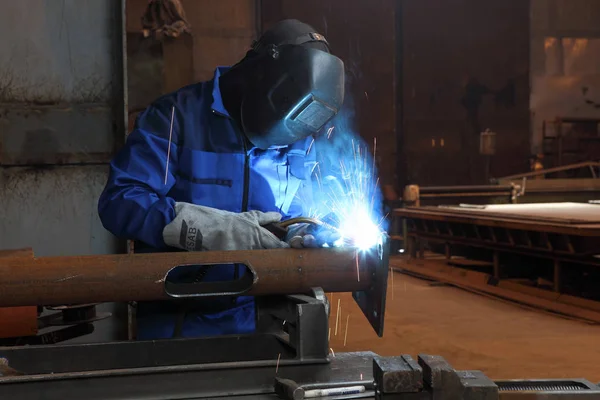 Welding of metal structures, worker welds metal structural elements. — Stock Photo, Image