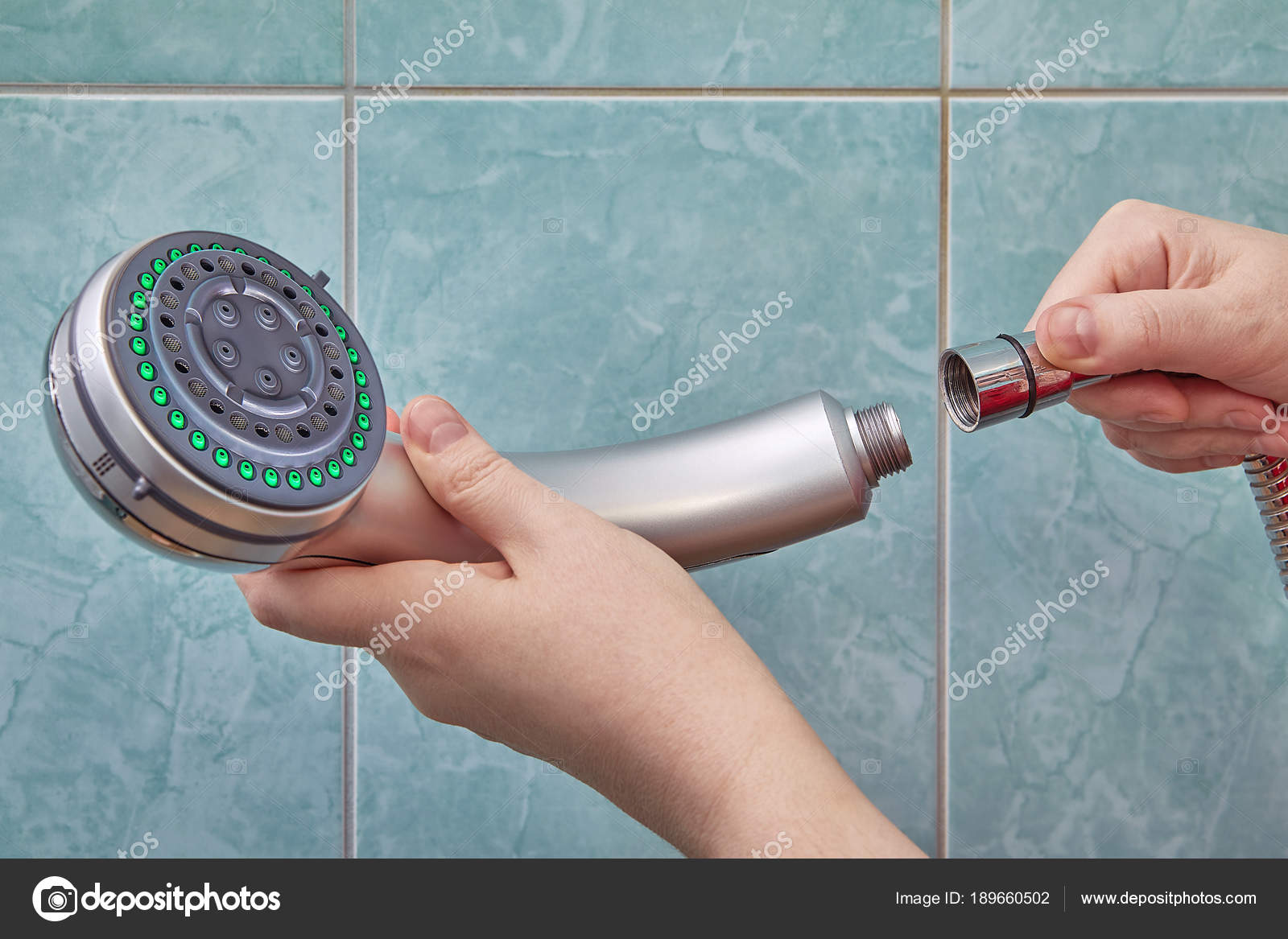 Sanitair reparatie in badkamer, vervanging van douchekop — Stockfoto ... Sanitair reparatie in badkamer, vervanging van douchekop — Stockfoto ...