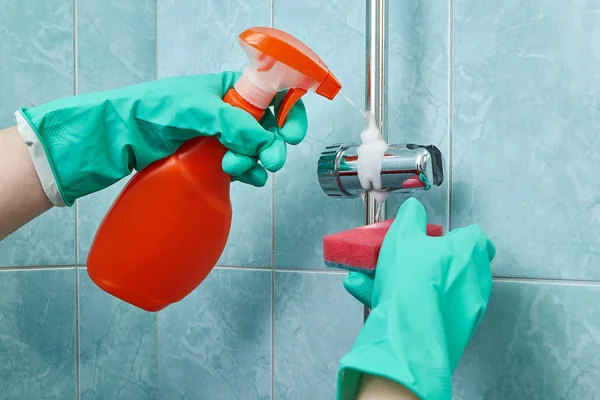 Mujer - limpiador utiliza guantes de protección durante la limpieza en el baño . — Foto de Stock