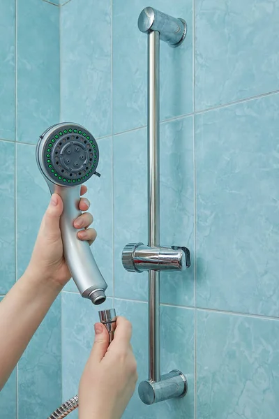 Reparación de plomería en el baño, sustitución de ducha . —  Fotos de Stock