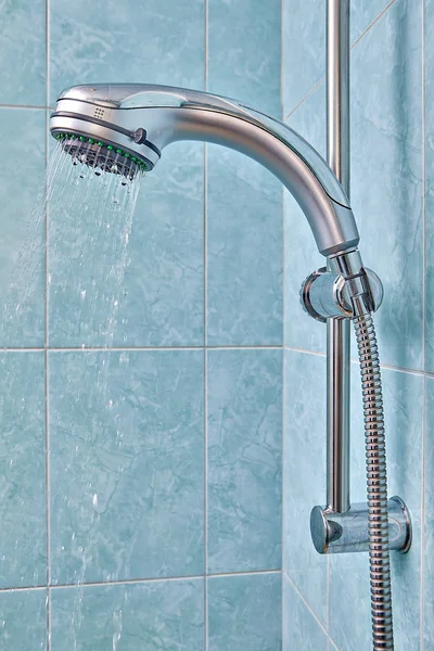 Pemegang shower dengan selang fleksibel di kamar mandi, aliran air . — Stok Foto