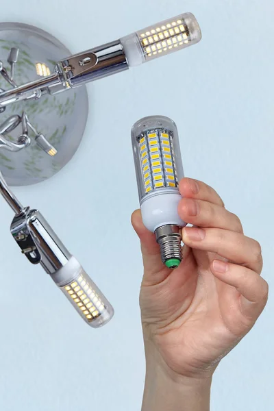 Energiebesparende corn cob Led-lamp van laag energieverbruik. — Stockfoto