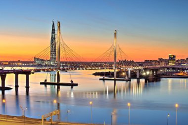 Askılı köprüden Petrovsky suyolu gün batımında, St. Petersburg, Rusya Federasyonu.