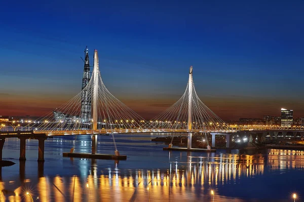 Puente por cable que cruza la calle Petrovsky por la noche, San Petersburgo, Rusia . — Foto de Stock