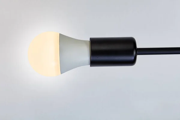 Держатель лампы с расширением черного металла и светодиодной лампой . — стоковое фото