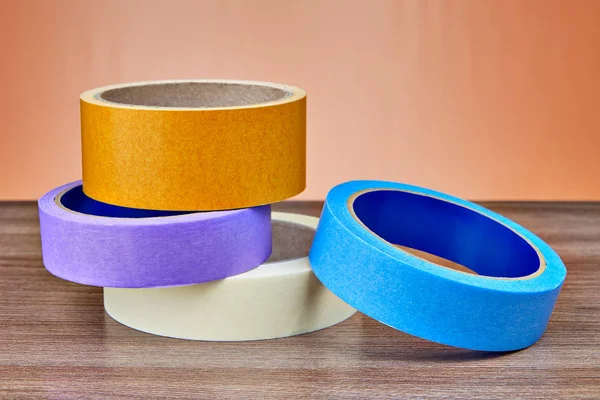 Rollos Papel Multicolor Cinta Adhesiva Plástico Yacen Sobre Mesa — Foto de Stock