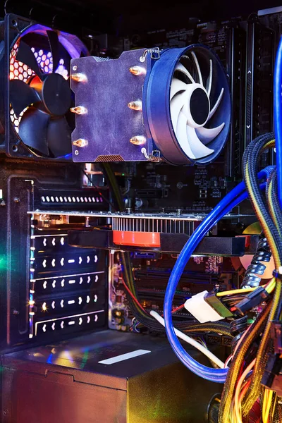 Disipador de calor con el ventilador del refrigerador de la CPU dentro de la unidad del sistema de PC . — Foto de Stock