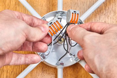 Elektrik kablolarını lamba kutusuna bağlamak.