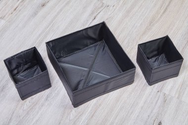 Elbise depolamak için çekmece düzenleyicileri veya kutular.