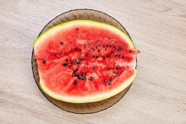 Yarım taze karpuz ve düz olmayan bir kesik..