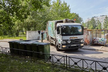Çöp konteynırı bir çöp kamyonuna boşaltıldı..
