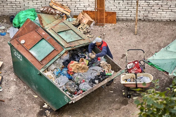 Desamparados rebuscando en la basura . — Foto de Stock