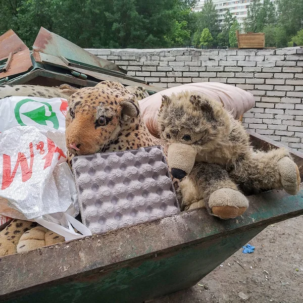 Juguetes blandos desechados en un bote de basura . — Foto de Stock