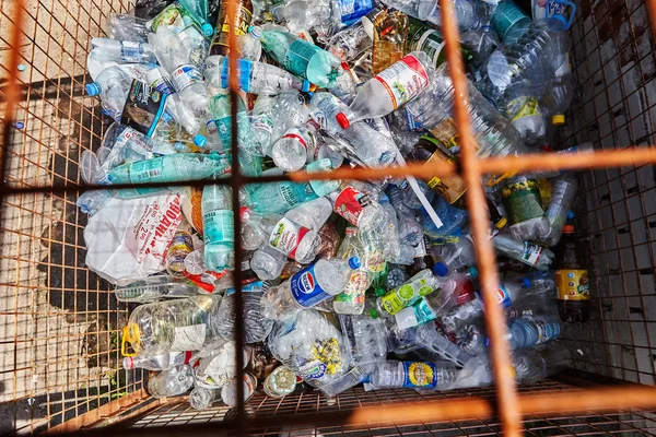 Contenedor de malla para recogida de residuos plásticos . — Foto de Stock