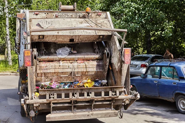 Camión de basura se aleja del sitio de basura contenedor — Foto de Stock