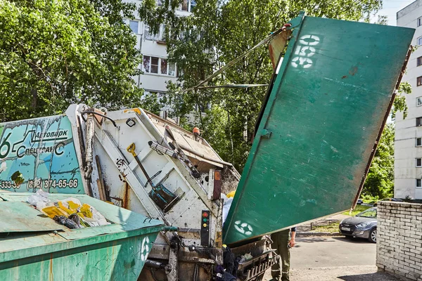 Camión de basura vacía el basurero . — Foto de Stock