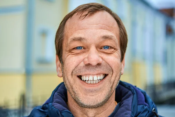 Street photo with a cheerful middle-aged man. — Stock Photo, Image