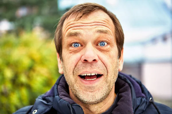 Straßenfoto eines überraschten Mannes mittleren Alters. — Stockfoto