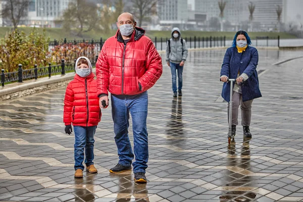 Bürger in medizinischen Schutzmasken im Freien. — Stockfoto