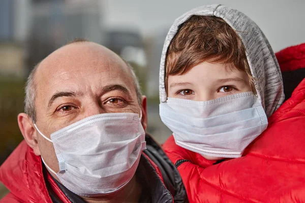 Family in medical masks on street. — Stock Photo, Image