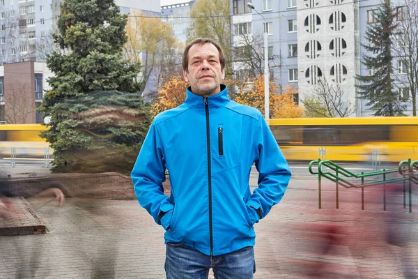 Aged sad man with motion blur outdoors. — Stock Photo, Image