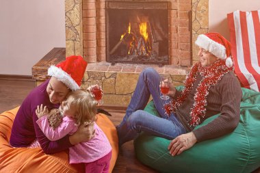 Ebeveynler Noel 'i küçük bir çocukla kutluyor.