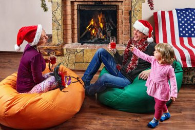 Aile Noel 'i şöminenin yanında kutlar..