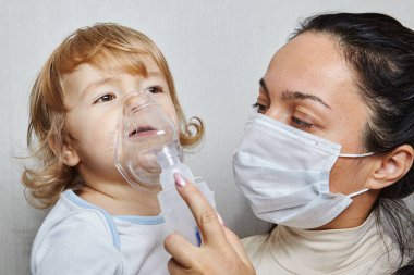 Astım krizini durdurmak için kompresör nebulizer kullanılıyor..
