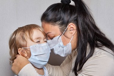 Anne ve küçük kız hastalık sırasında maske takıyor..