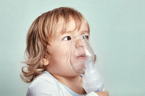 Little white girl stops asthma attack with nebulizer. — Stock Photo, Image