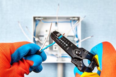 Striptizciyle elektrik kablosunun yalıtımını kaldır